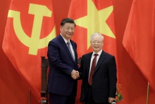 越共中央总书记阮富仲与中共中央总书记、中国国家主席习近平在共同会见越中青年和友好人士代表的活动上合影。