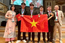 获奖越南学生合影。