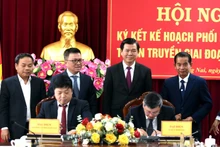 同奈省与《人民报》社2023-2025年宣传联合工作计划签字仪式。