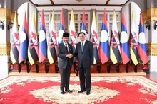 老挝人民革命党中央总书记、老挝国家主席通伦·西苏里与文莱达鲁萨兰国苏丹哈吉·哈桑纳尔·博尔基亚。