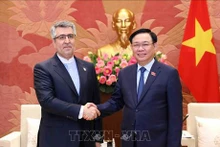 越南国会主席王廷惠2023年7月会见伊朗伊斯兰议会议长穆罕默德·巴吉尔·卡利巴夫。