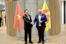 越南国会常务副主席陈青敏与瓦隆大区议会议长安德烈·弗雷德里克握手。