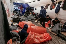 2022年11月6日，难民在救援船“海洋维京”号睡着。（图片来源：SOS Mediterranee/ REUTERS）