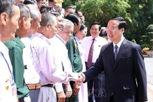 国家主席武文赏会见永隆省有功者代表团。
