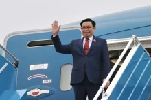 越南国会主席王廷惠抵达曼谷 开始对泰国进行正式访问。