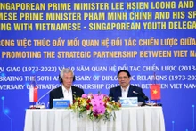范明政和李显龙与越新青年代表进行对话。