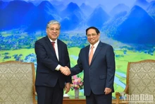 越南政府总理范明正和汇丰集团主席马克·塔克握手。