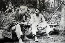 胡志明主席和苏发努冯亲王于1950年5月在宣光合影。（资料图）