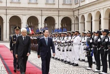 越南国家主席武文赏和意大利总统塞尔焦·马塔雷拉检阅仪仗队。