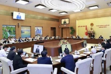 越南国会常委会2月13日会议场景。