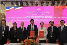 广治省外务厅与越南泰国企业协会签署合作文件。