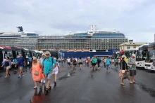国际游客乘坐邮轮到承天顺化省旅行。