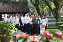 范明正总理向贝泰尔首相介绍文庙-国子监的历史。（陈海 摄）