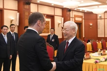 越共中央总书记阮富仲同统俄党主席、俄罗斯联邦安全会议副主席梅德韦杰夫。