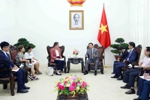 政府副总理陈红河和世界卫生组织驻越南首席代表安吉拉·普拉特。