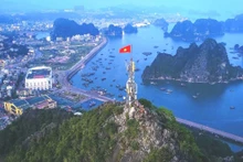 附图：广宁省环绕诗山。