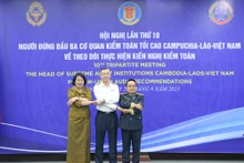 越南国家审计长吴文俊（中）同老挝和柬埔寨领导合影。