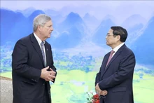 政府总理范明正和美国农业部长托马斯·维尔萨克。