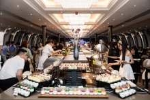 下龙湾的游轮餐厅为游客提供多种美食选择。