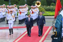 越南政府总理范明正举行仪式 欢迎卢森堡大公国首相格扎维埃·贝泰尔访越。