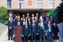 访问日本期间，越南国家主席武文赏率越南高级代表团看望越南驻日本大使馆干部人员，并会见了旅居日本各代越南人代表。