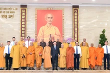 政府副总理陈流光与越南佛教协会法主释智广长老和尚等合影留念。