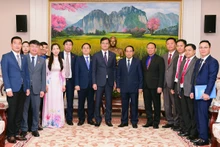 双方会见后合影。