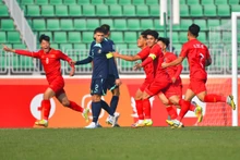 越南U20队（红色球衣）以2比1击败卡塔尔U20队。