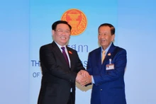 越南国会主席王廷惠与泰国国会主席旺·穆罕默德·努尔·玛塔12月7日在泰国举行会谈。