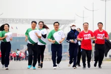 越中两国领导热情地参加比赛。