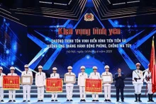范明正总理向在打击毒品犯罪工作中取得优异成绩的个人和集体颁发奖状。