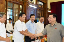 越南国会主席王廷惠同越南最高人民法院领导出席会议。（维灵 摄）