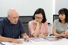 简化外国人工作许可证签发流程