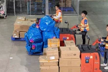 在越南电商平台Lazada仓库装卸货物。