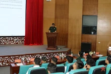 越南维和局副局长阮伯兴大校在培训班开班仪式上致词。