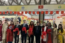 越南驻意大利大使杨海兴等代表为河内市展区剪彩开业。