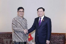 越南国会主席王廷惠和印度尼西亚工商会会长阿尔斯贾德·拉吉德·P. M 握手。