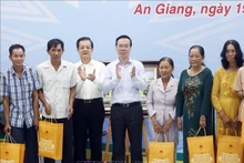 越南国家主席武文赏探访安江省朱笃市新农村升级版永济乡，同该乡人民群众亲切交谈。