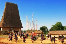 当地少数民族传统龙屋。