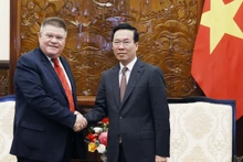 越南国家主席武文赏与世界工会联合会秘书长潘比斯·基里西斯握手。