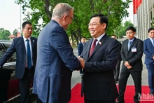国会主席王廷惠在国会大厦大厅外迎接澳大利亚总理安东尼·阿尔巴尼斯。