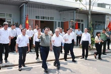 范明正总理视察顺化京城一号土地拆迁安置区项目。