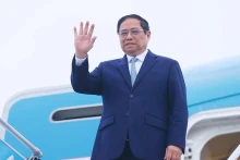 越南政府总理范明正启程出席东盟-日本建交50周年纪念峰会。