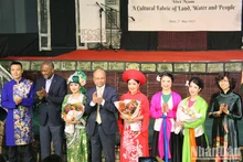 与会代表和越南木偶戏剧院的演员合影。（凯旋 摄）