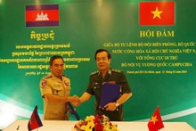 越南边防司令部司令黎德泰中将（右）和柬埔寨内政部移民总局局长科斯·占塔里斯大将（左）。（图片来源：越通社）