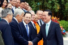 越南国家主席武文赏会见芹苴市先进模范代表。