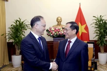 越南外交部长裴青山(右)与中国外交部长助理农融。