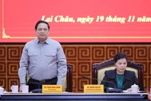 范明正总理发表讲话。