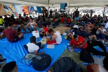 2023年6月27日，墨西哥新拉雷多边境附近，主要来自委内瑞拉的避难者在墨西哥政府搭建的帐篷里休息。 （图片来源：路透社）