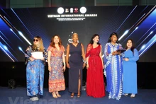 越南-英国国际妇女联合会越南国际奖颁奖仪式在伦敦举行。